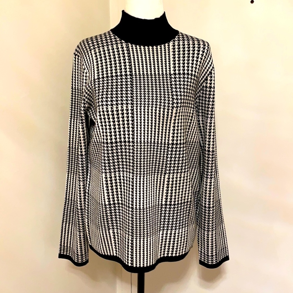 Tahari black & white pattern sweater $28